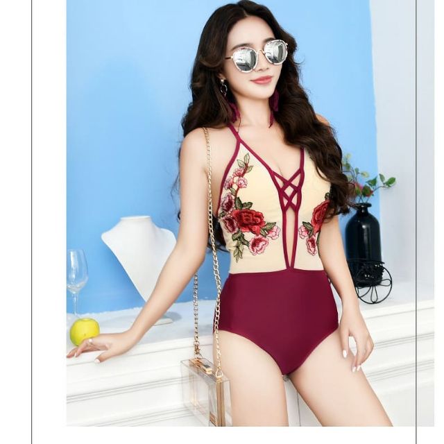 Bikini hoa hồng đỏ