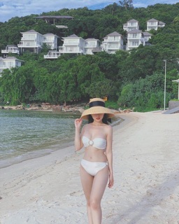 BIKINI QUÂY NGANG KHUY ĐÁ