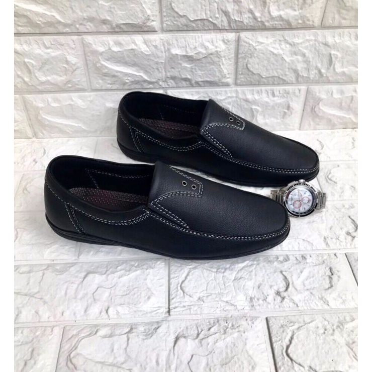 Giày lười nam mẩu mới..kiểu dáng đẹp..da mềm..mã GM11..size từ 39-44..Đế khâu sẵn toàn bộ rất chắc chắn