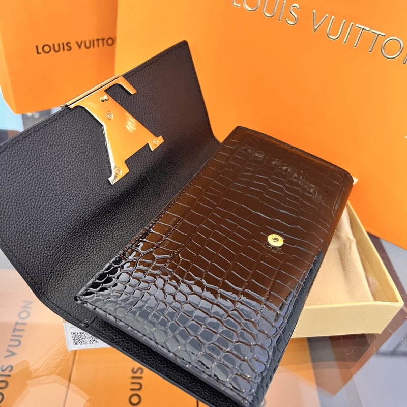 Clutch lv capucines