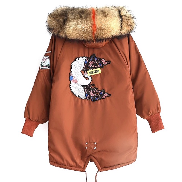 Áo phao nữ dáng dài thêu hình ở lưng hàng QCCC | BigBuy360 - bigbuy360.vn