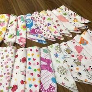 set 2 chiếc khăn yếm tam giác cho bé