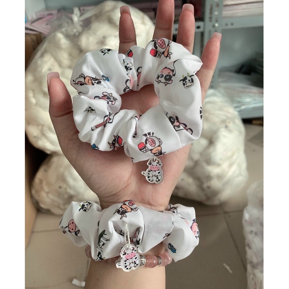 Cột tóc scrunchies charm , nơ bò sữa dễ thương