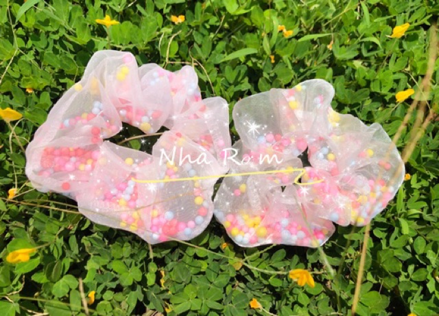 Cột tóc SCRUNCHIES pom pom