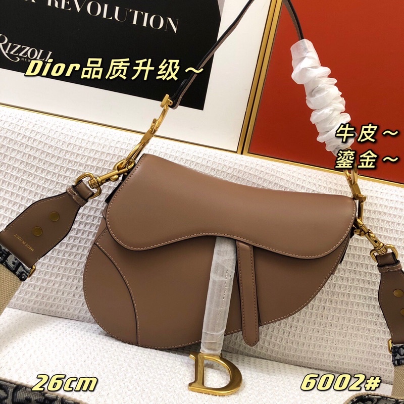 Túi Dior dáng chéo cổ điển da trơn dây đeo vai có logo thương hiệu có quai xách tay.