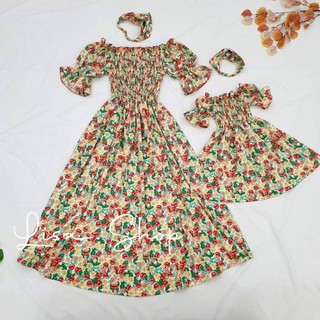 Đầm đôi mẹ và bé trễ vai hoa nhí đỏ