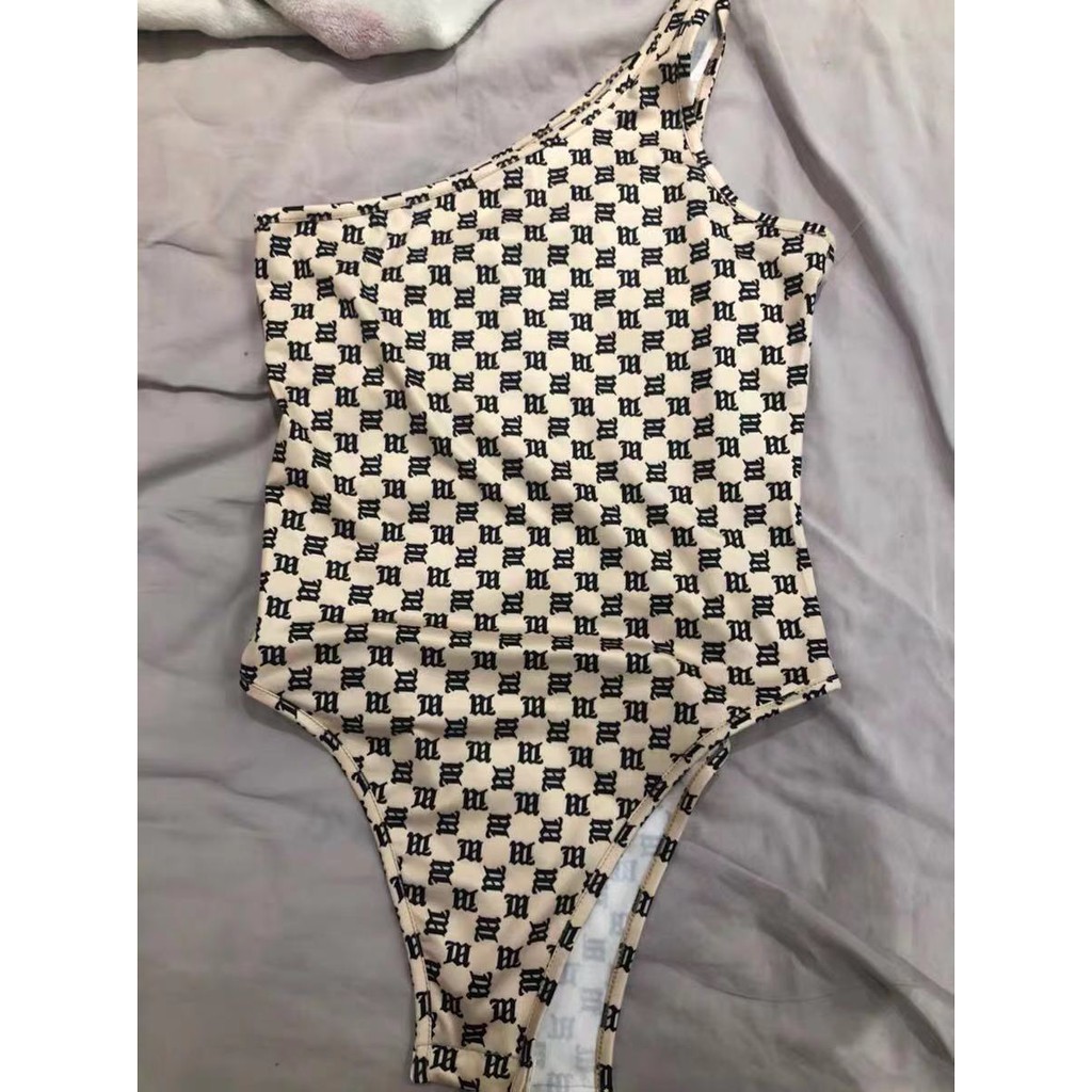 Jennie blackpink Áo bodysuit hở 1 bên vai phong cách quyến rũ và cá tính cho nữ