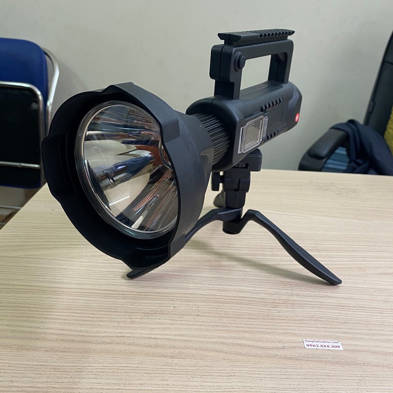 Đèn pin chiếu xa W591 - Có khoảng cách chiếu sáng 500m