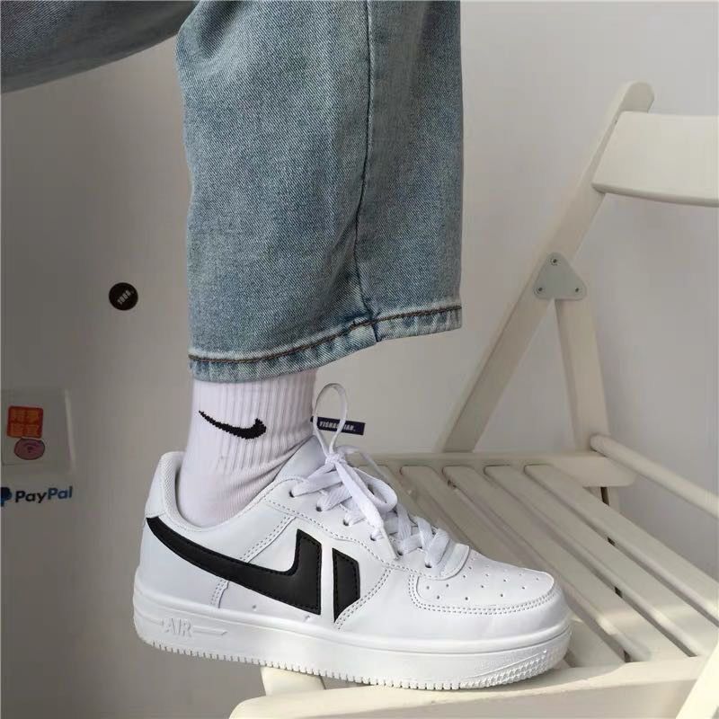 Giày sneaker màu trắng kiểu dáng retro dễ phối đồ cho nữ | BigBuy360 - bigbuy360.vn