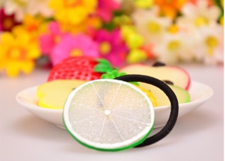 Cột tóc hoa quả.