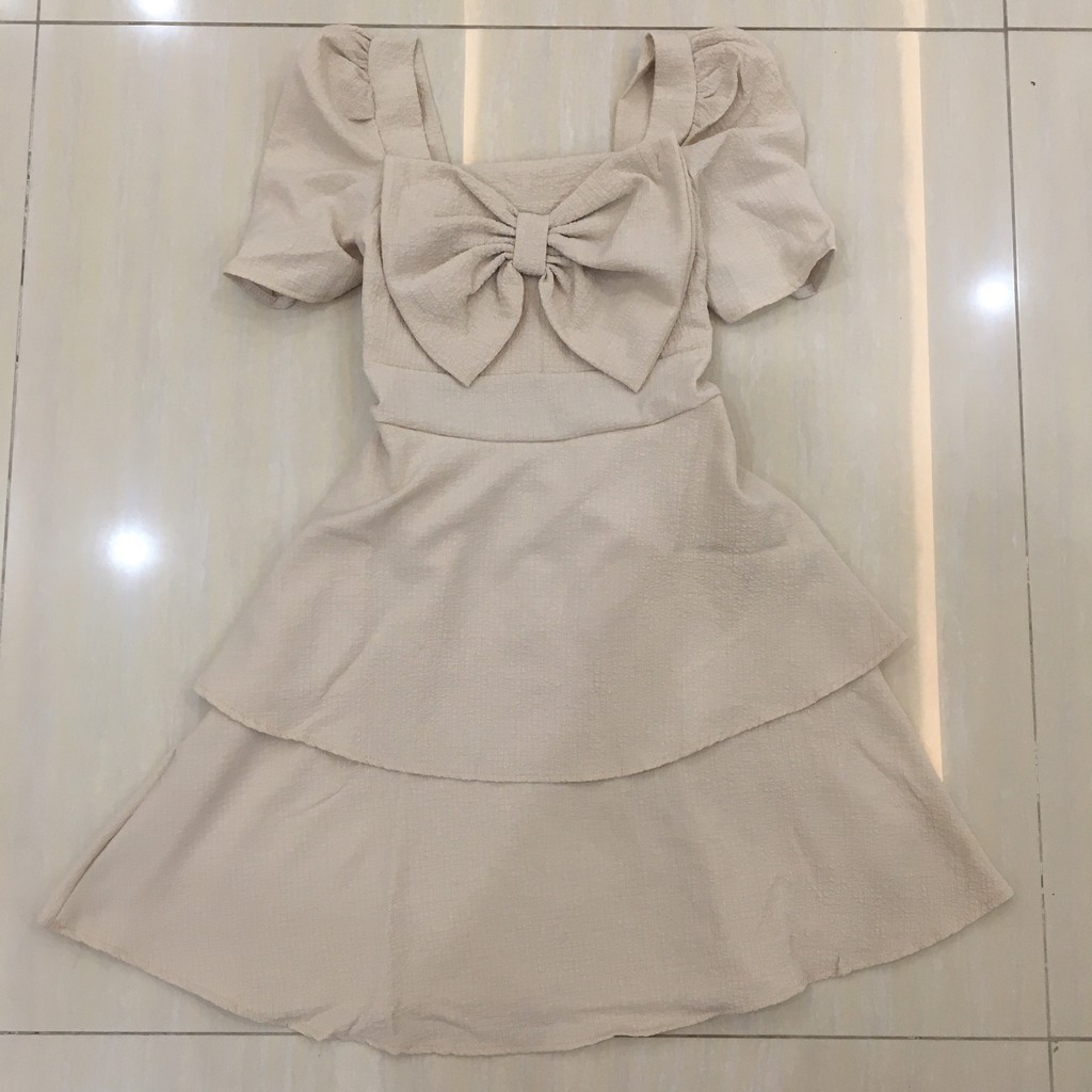 Đầm xèo, đầm nữ dáng xèo, 2 tầng phối nơ ngực, có lot ngực, chất xốp, hai màu chọn lọc trắng và be. Cos V1011 | BigBuy360 - bigbuy360.vn