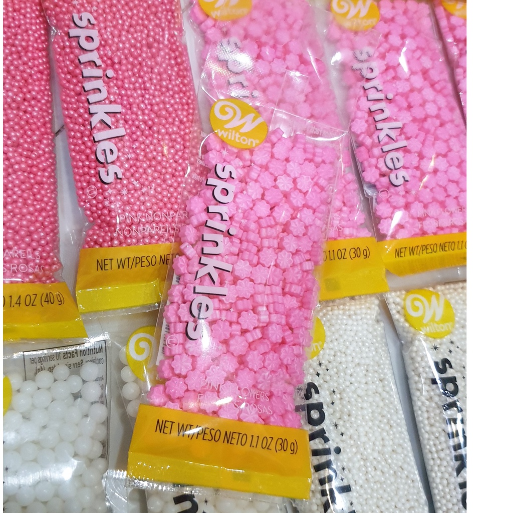 Wilton sprinkles các loại hạt trang trí lên bánh kẹo