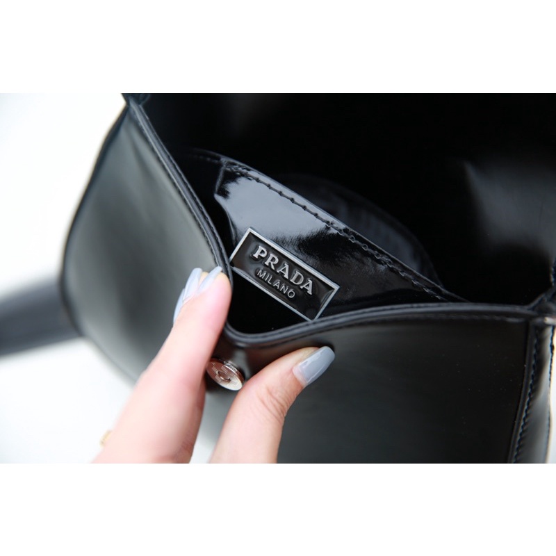 Túi kẹp nách cloe prada