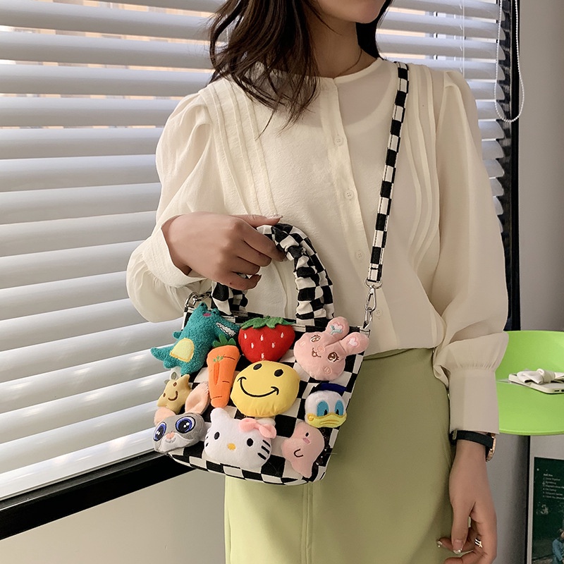 Túi xách vải đeo chéo phối mô hình thú nhồi bông phong cách hoạt hình dễ thương