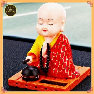 Tượng phật chú tiểu gõ mõ tụng kinh để taplo trang trí xe hơi ô tô