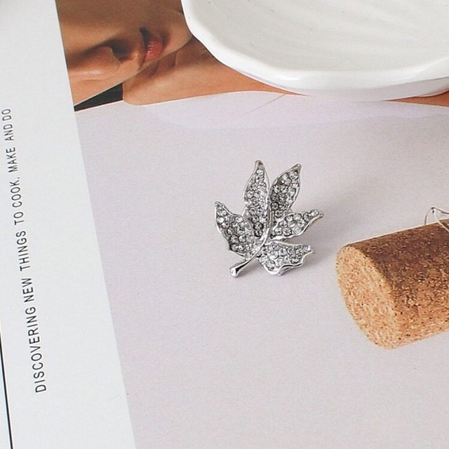 Cài áo nam nữ hình lá phong đính hạt A1089