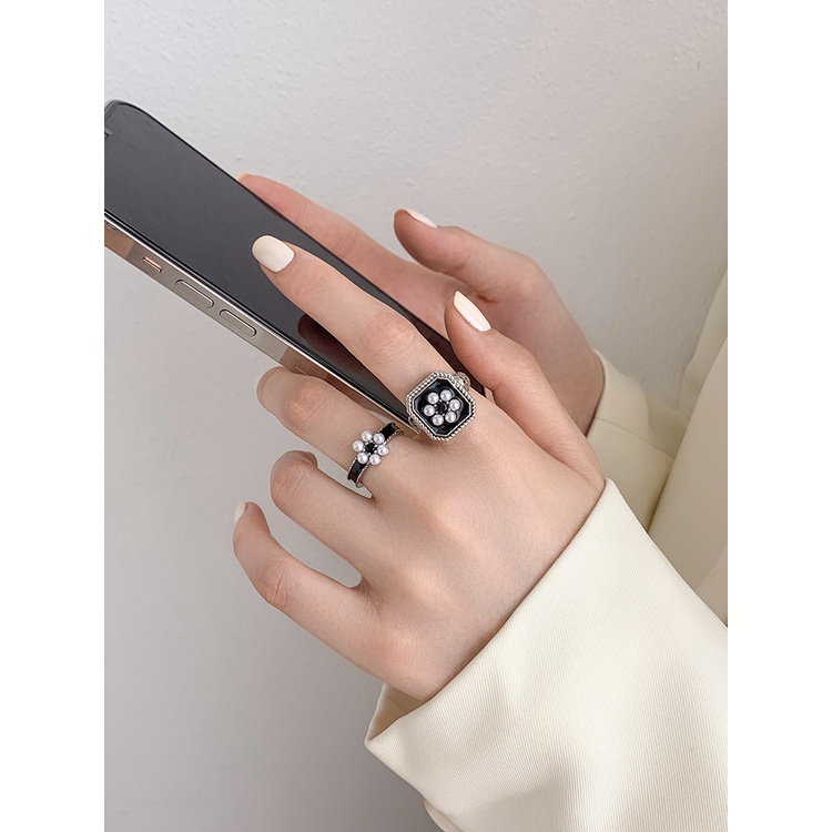 Nhẫn hở màu trắng đen hình hoa đính ngọc trai sang trọng