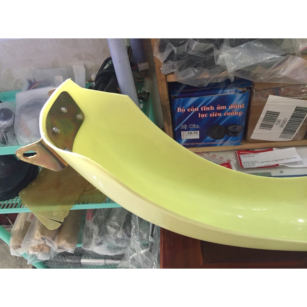 Dè nhựa sau honda 67 có cóc  gắn biển số đi kèm- màu vàng