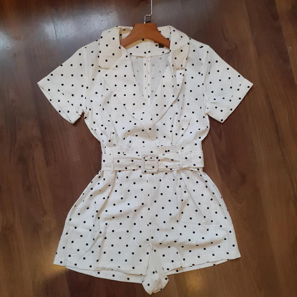 Jumpsuit ngắn chấm bi