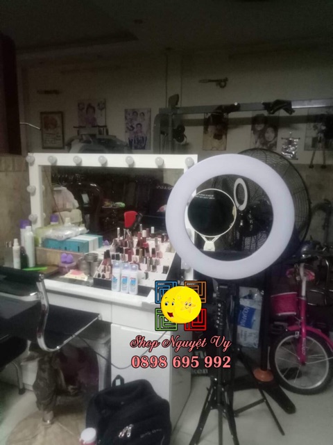 Đèn make up cây livestream có đèn đường kính 46cm có gương soi và khe sạc điện thoại và live 1 lúc 3 điện thoại