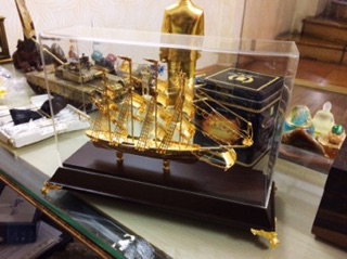 thuyền buồm mạ vàng 24k