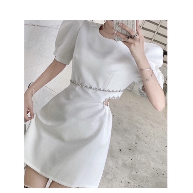 Đầm cổ tròn khoét eo đính dây đá