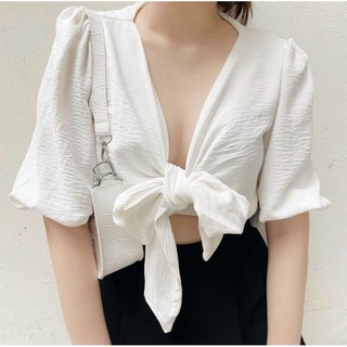 Áo sơ mi crotop cột eo xẻ ngực
