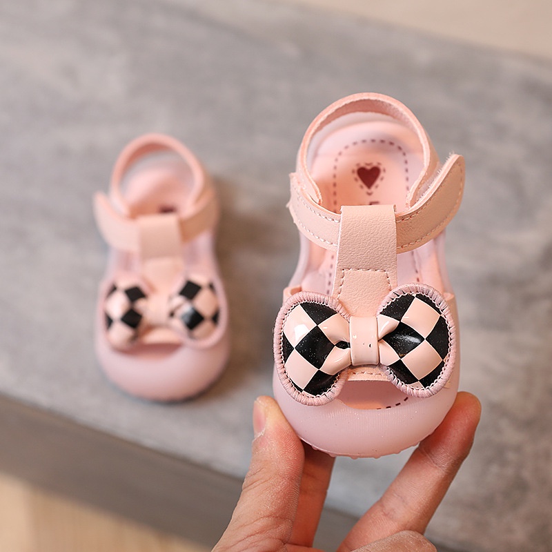 Dép sandal tập đi cho bé dễ thương gắn Nơ caro đen-trắng chống vấp đế chống trơn trượt kiểu dáng Hàn Quốc M887