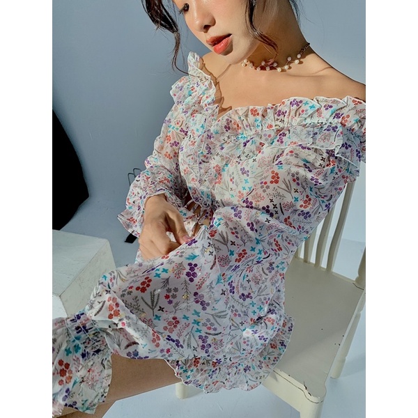 Roseberry - Playsuit xoè tay dài cổ V Floral Ruffle Playsuit vải tơ ánh kim gold | BigBuy360 - bigbuy360.vn
