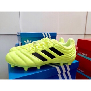 Giày đá bóng Adidas