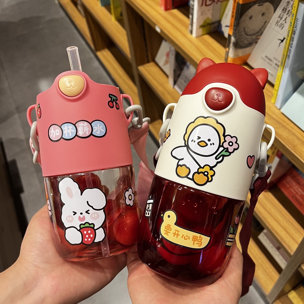 Bình nước hình hoạt hình siêu cute 650ml có dây đeo và ống hút vô cùng tiện lợi khi mang đi theo
