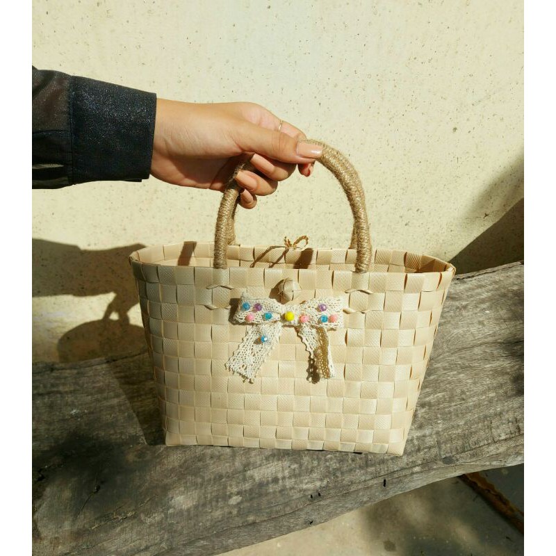 Giỏ đan màu be xinh xắn phối nơ ren