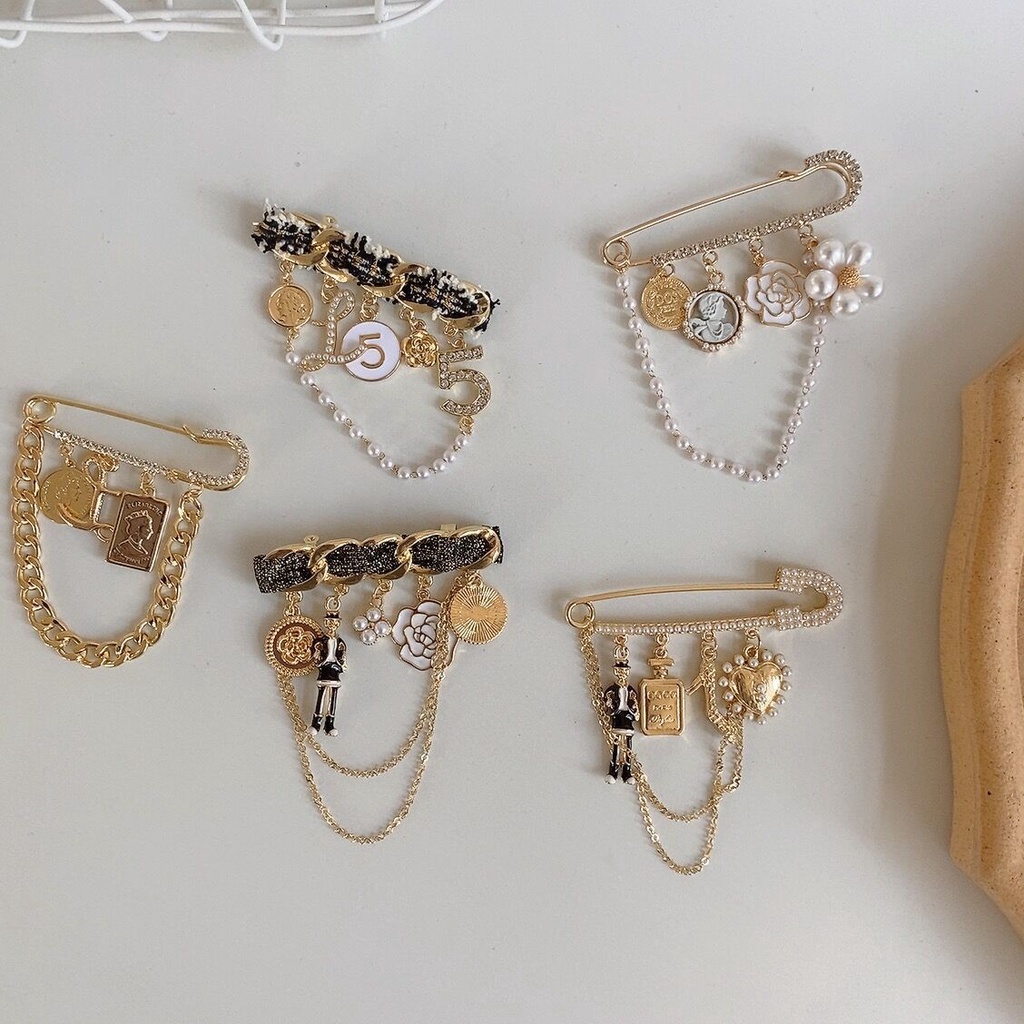 Ghim Cài Áo Tráng Men Hình Chữ Cái Phối Tua Rua Phong Cách Hàn Quốc Cổ Điển Cho Nữ