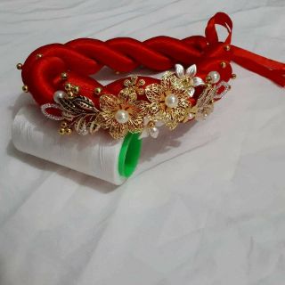 Mấn xoắn đính hoa vàng .