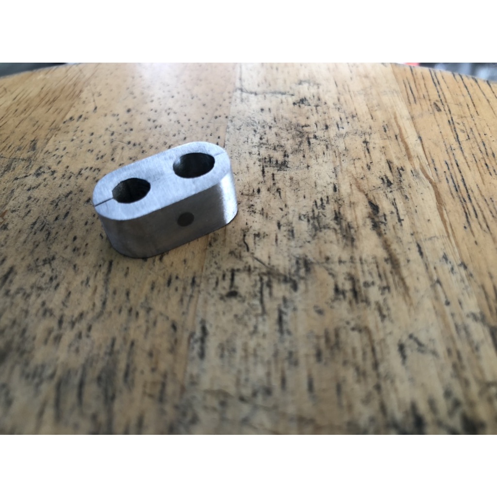 Kẹp 2 lổ hàng gia công dùng để giữ dây thắng + dây Km cho xe honda 67-Cd-Cl-Honda dame-cub...