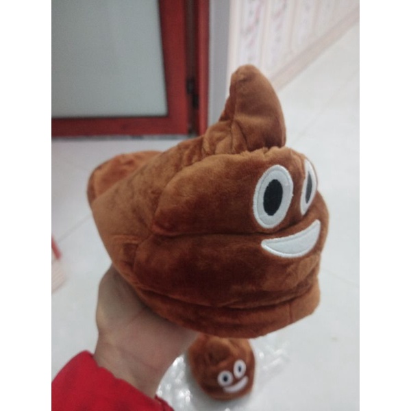 Dép bông mang trong nhà hình cục shit