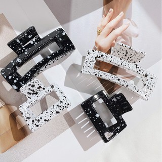 Kẹp tóc càng cua chấm đen trắng làm từ acrylic
