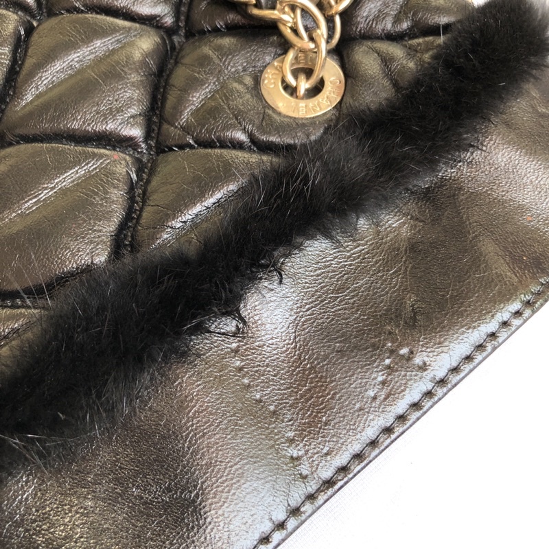 Túi chuẩn si. Túi qua sử dụng. Khách vui lòng xem hình , tuia đã báo lỗi và giảm giá kg áp dụng hoàn trả cho sp.Thanks .