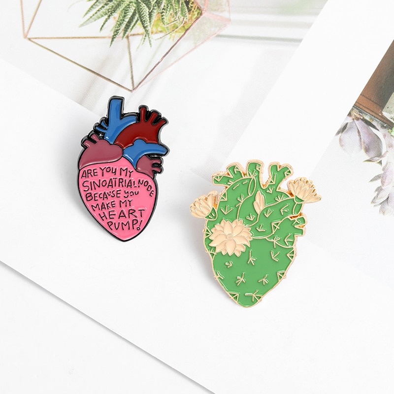 Ghim cài áo QIHE JEWELRY họa tiết quả tim hoạt hình ngộ nghĩnh