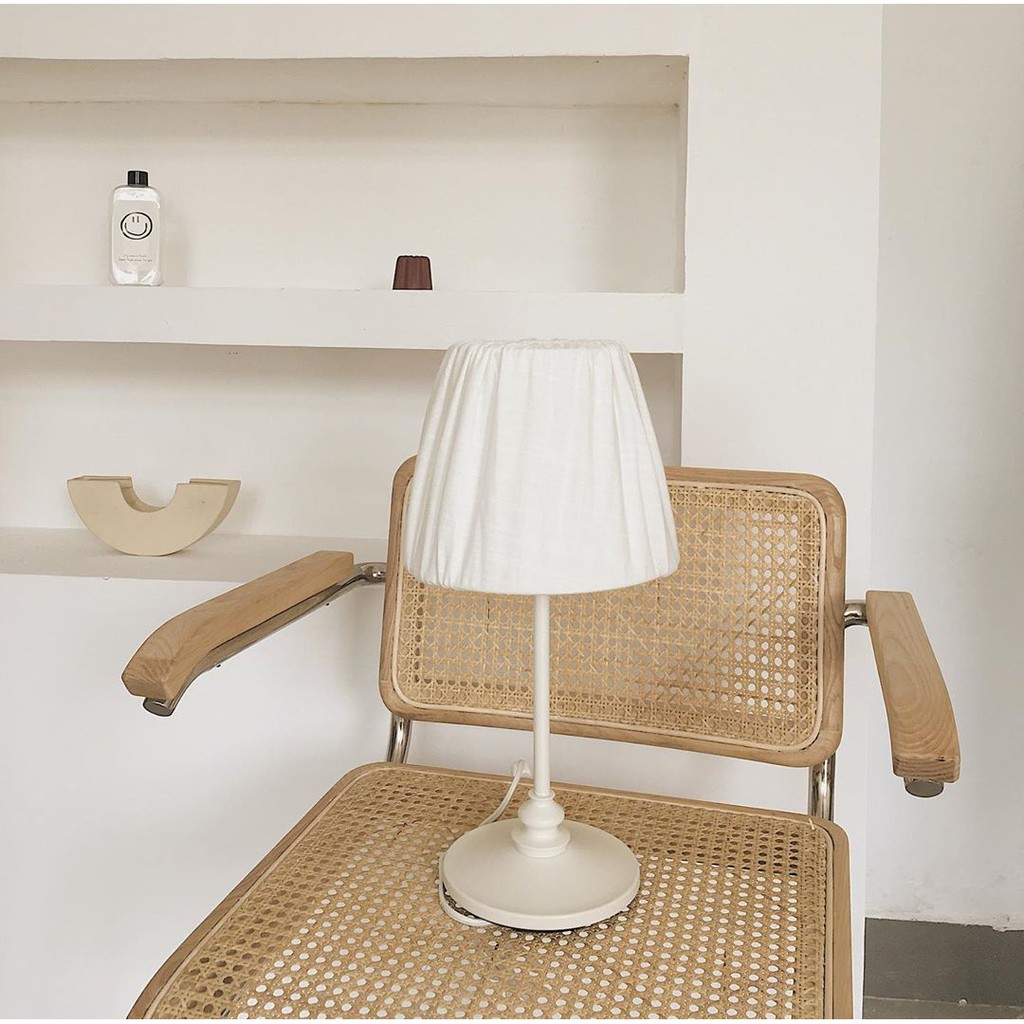 Đèn bàn màu trắng