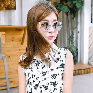Kính râm gọng vuông thời trang.