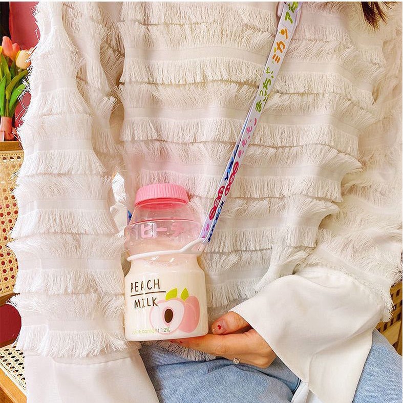 Bình Đựng Nước Nhựa Sữa Chua Cute 480ml, tặng dây đeo bình dễ thương | BigBuy360 - bigbuy360.vn
