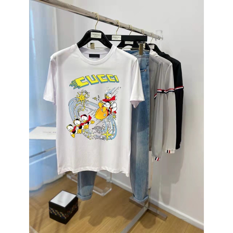 Áo Thun Tay Ngắn Cổ Tròn In Hình Vịt Donald Và Bầu Trời Sao Dễ Thương Thương Hiệu Gucci Dành Cho Nam Và Nữ