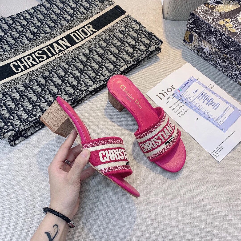 Dép Sandal Gót Vừa Dày Vừa Thêu Chữ d Bằng Da Phong Cách Mùa Hè 2021