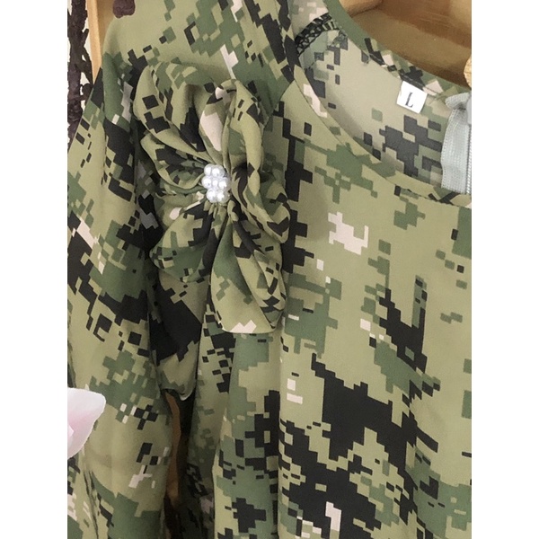 Áo dài xanh rằn ri đính hoa lụa