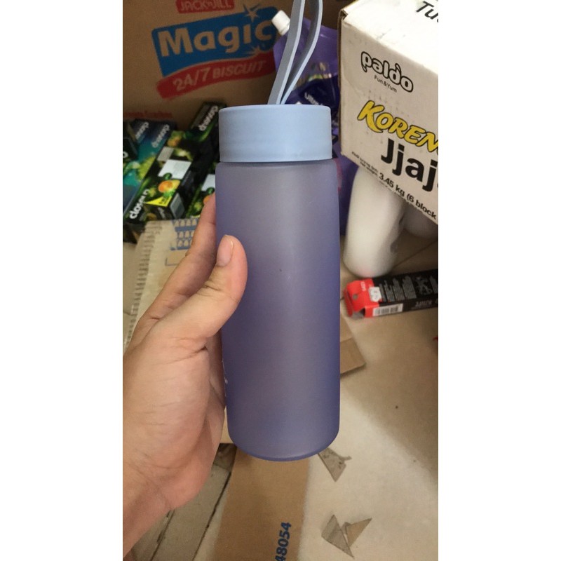 BÌNH ĐỰNG NƯỚC THUỶ TINH QUAI XÁCH BỌC SILICON