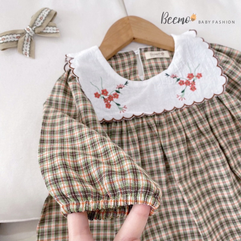Váy dài tay babydoll karo yếm cổ hoa tiểu thư cho bé gái mặc đi học đi chơi hãng Beemo