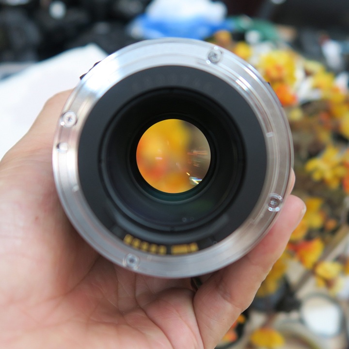 Ống kính Canon 100f2.8 Macro chuyên chụp chân dung và sản phẩm