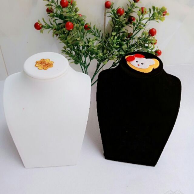 Vòng cổ da  trưng bày trang sức cao cấp