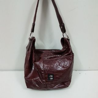 Túi chuẩn si. Chất da cừu, dai bền giống chất da của dòng balenciaga. Fom mang vai ngồ ngộ. Sz ngang 25, cao 20